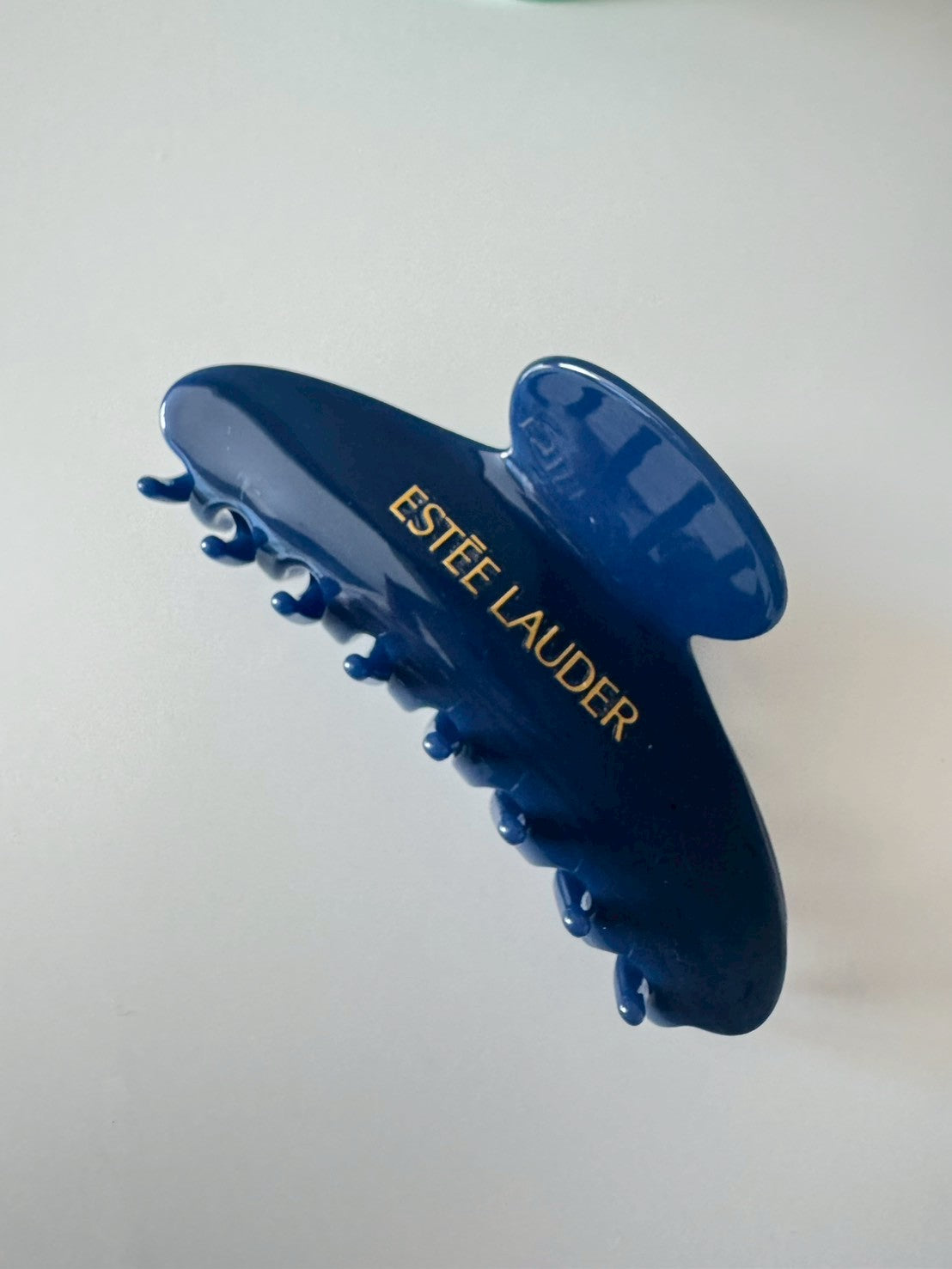 Estēe Lauder hair claw clip
